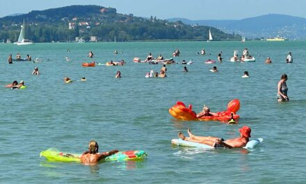 „Hasra fordult és elmerült” – rosszul lett a vízben egy férfi a Balatonon, a vendégek húzták partra