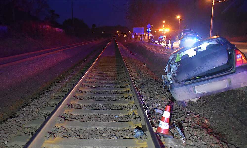 Vonatbaleset Nyíregyházán: buli után, részegen ült volán mögé egy nő, autójával a sínek közzé szorult, jött a záhonyi gyors